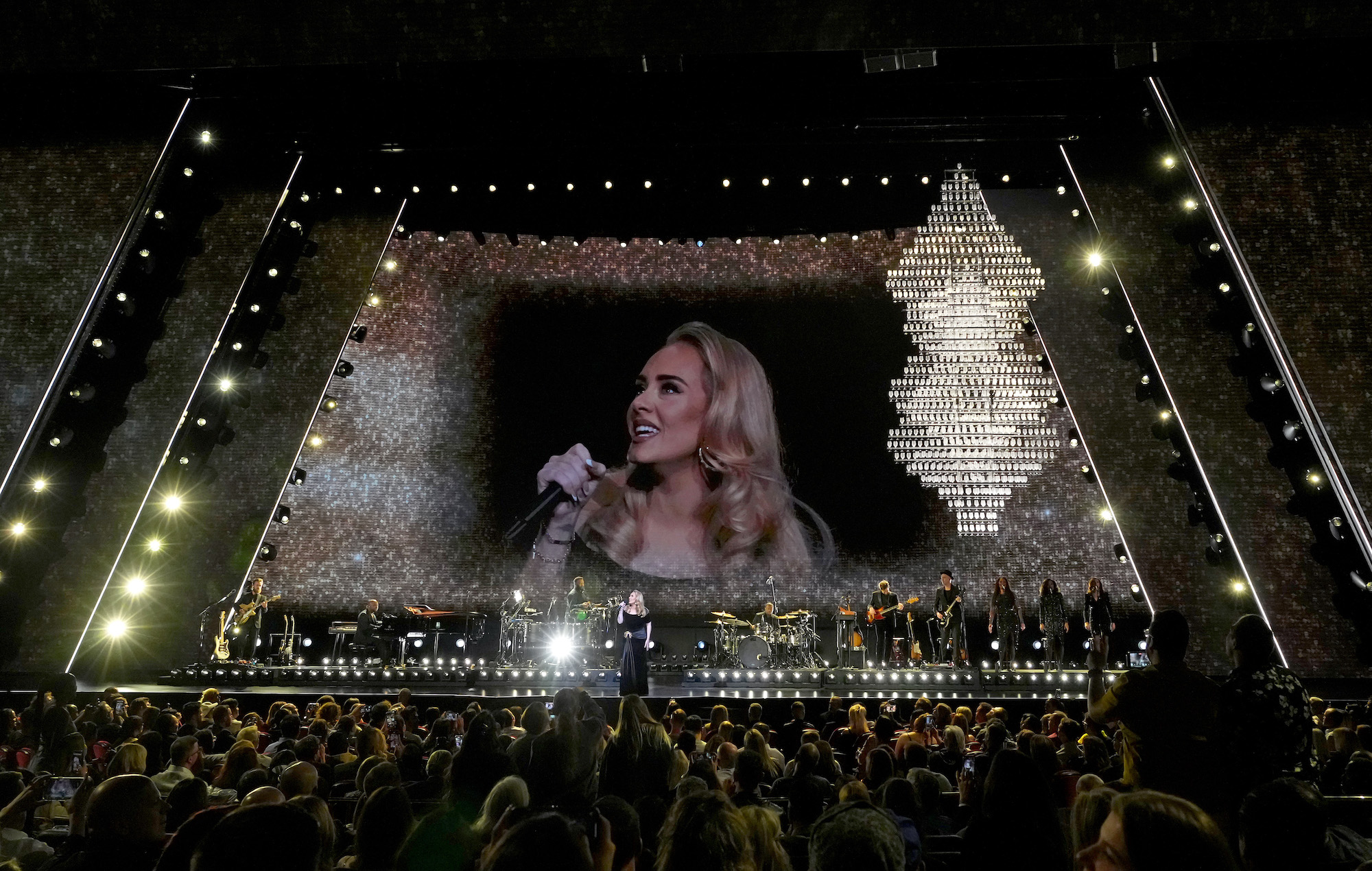 Adele & Beyoncé: When Stage Costumes Go Wrong – Dawnamatrix