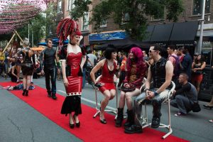 defile-fetishmode-en-folie-2014-interviews-shibari-rue-sainte-catherine-29-aout-2014-230499